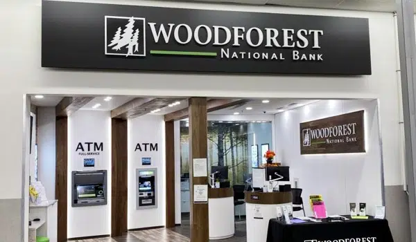 What time does Woodforest bank close